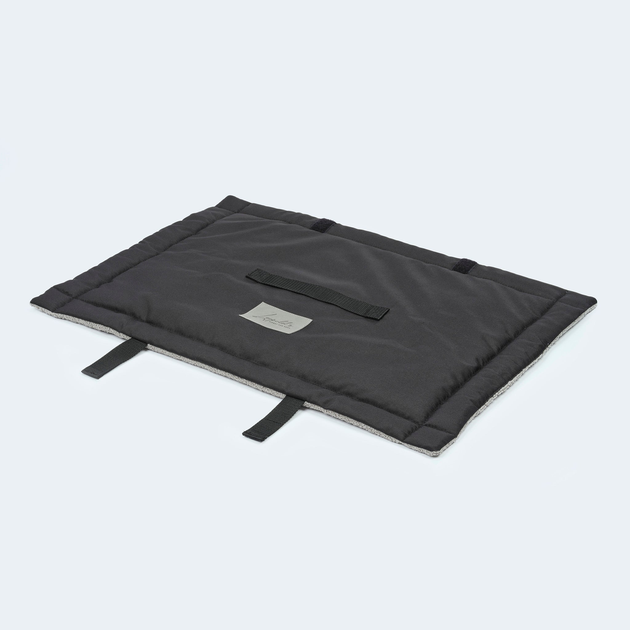 Hundematte Outdoor in schwarz offen. Wasserabweisende Seite sichtbar